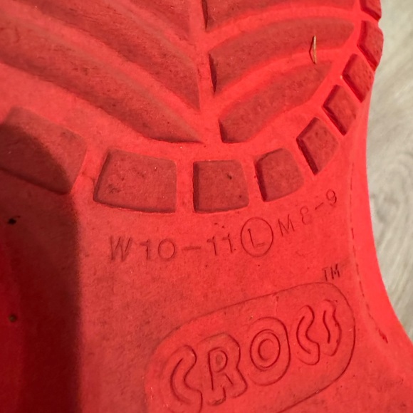 Red crocs - Picture 4 of 4
